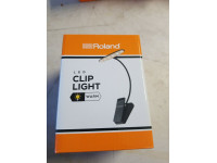 <b>Roland LCL-25W Candeeiro Clip de Iluminação LED para estantes de partituras e pianos BEST-SELLER</b> <b>Roland LCL-25W Candeeiro Clip de Iluminação LED para estantes de partituras e pianos BEST-SELLER</b>